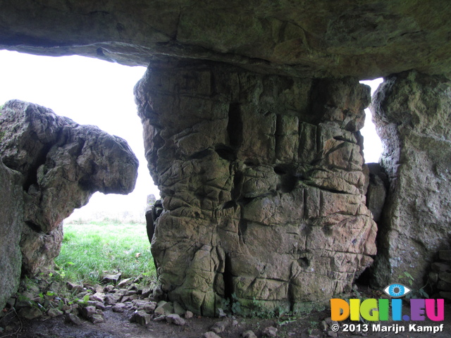 SX33120 Tinkinswood burial chamber